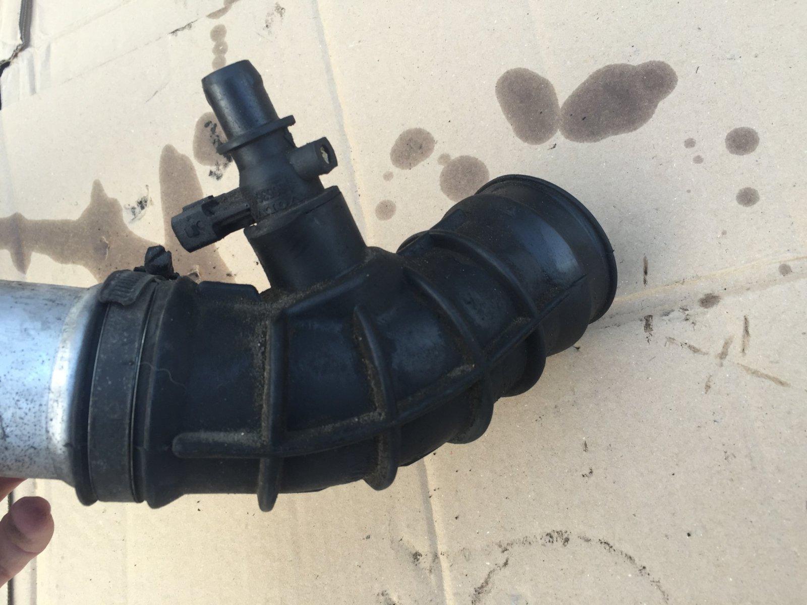 Впускной шланг 30636854 VOLVO S60 V70 XC70 D5