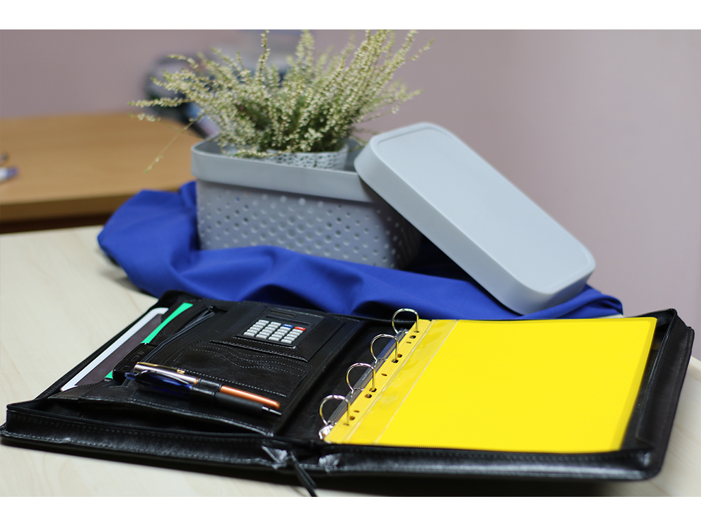 SKÓRZANA AKTÓWKA Z KALKULATOREM TECZKA BIWUAR A4 - AK-11 Materiał dominujący skóra naturalna licowa