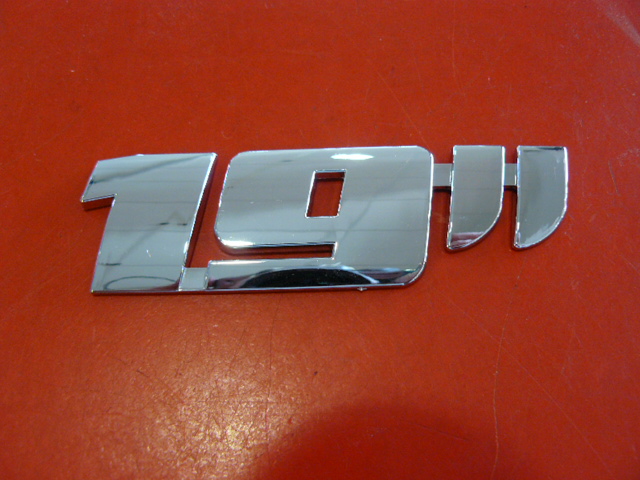 EMBLEMAT CHROM 3D FELGA 19" CALI ZNACZEK LOGO Producent SUMEX