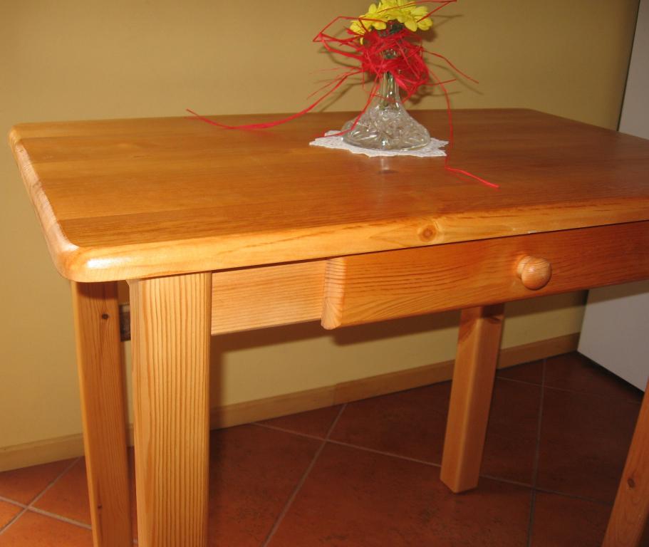 

Solidny Stół drewniany kuchenny 100x60 z szufladą