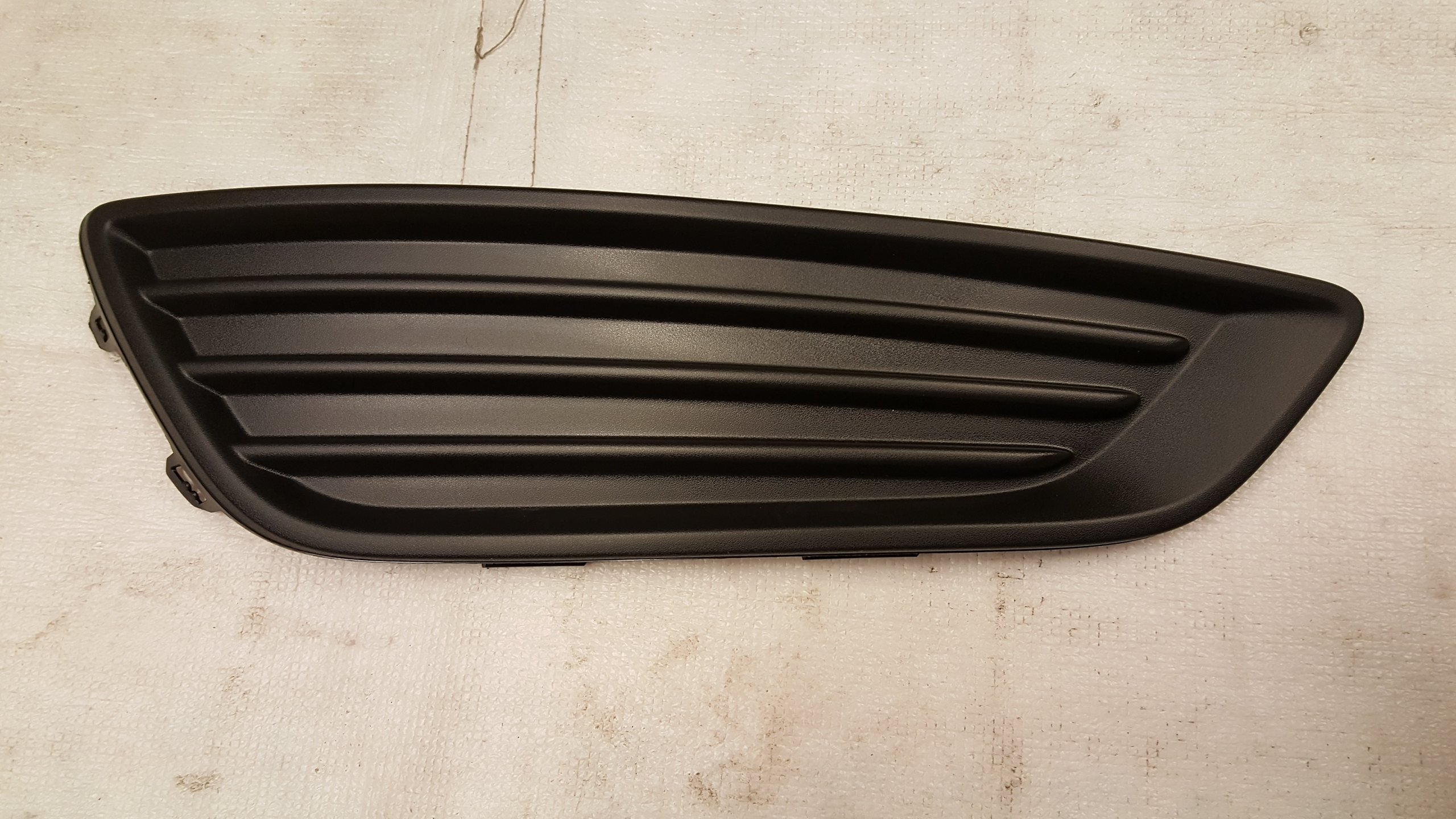 F1EB-19952-AA - FOCUS MK3 LIFT 2014-2017 ГАЛОГЕННАЯ ЗАГЛУШКА ПРАВАЯ