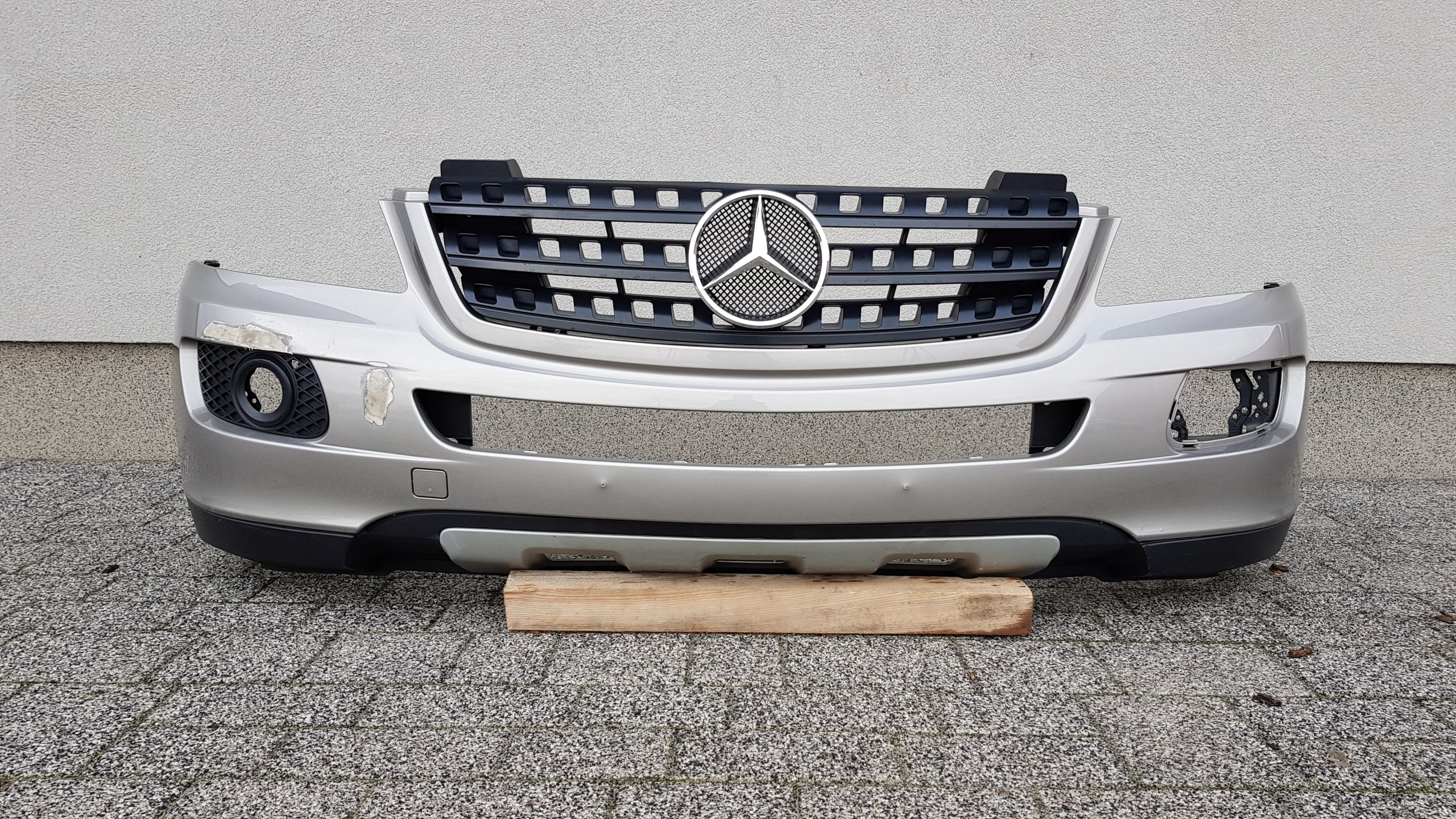 Mercedes передний бампер. Бампер передний Mercedes ml w164. Бампер передний для Мерседес мл 164. Бампер AMG ml w164. Бампер Mercedes ml164.