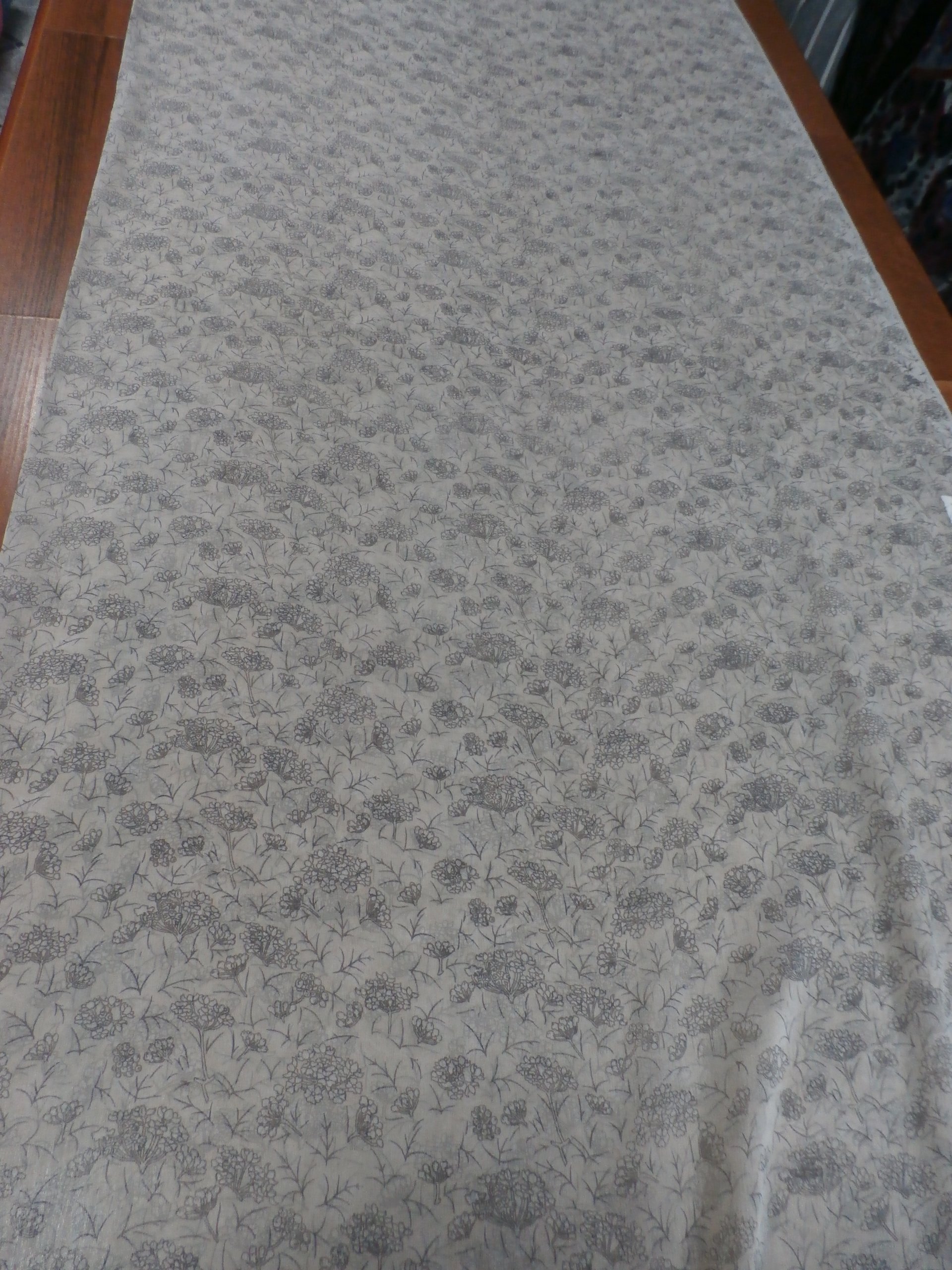 béžový hedvábný šifon s šedým vzorem