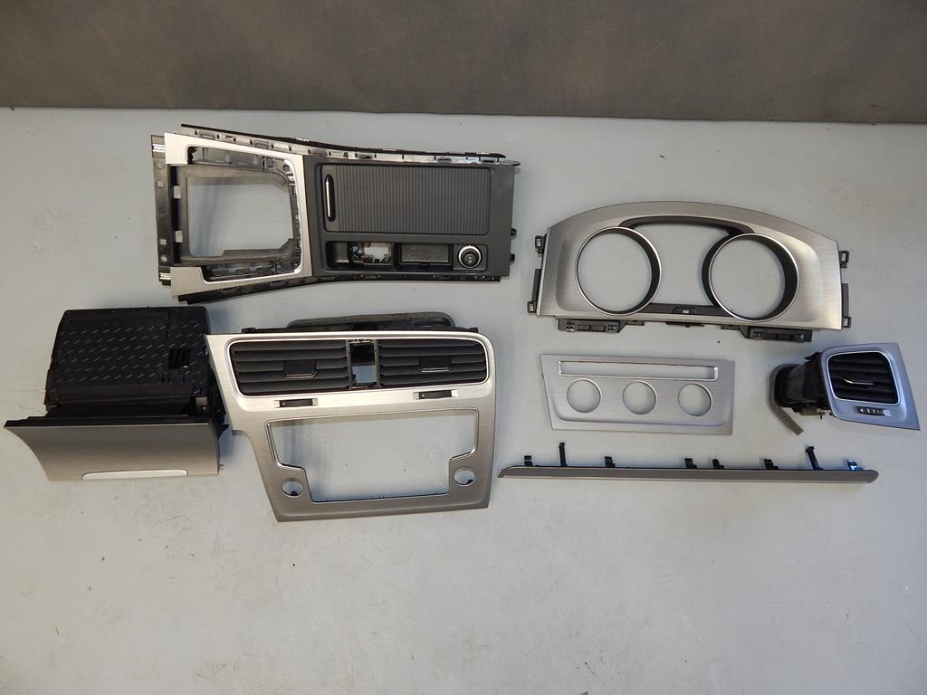 VW GOLF VII ДЕКОРАТИВНІ МОЛДИНГИ