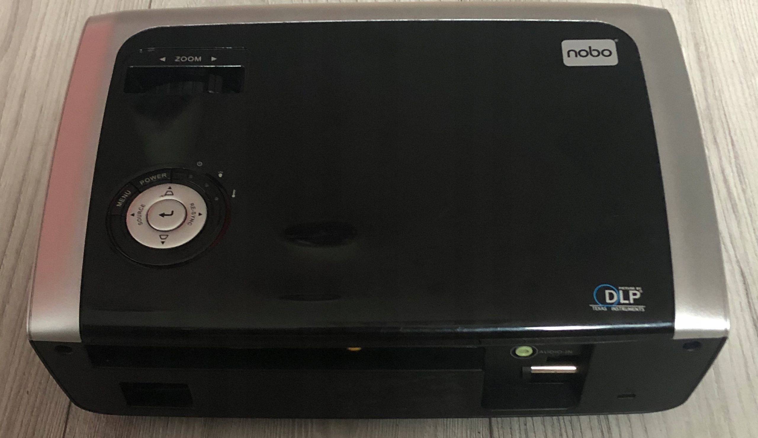 PROJEKTOR NOBO S28 RZUTNIK Marka Nobo