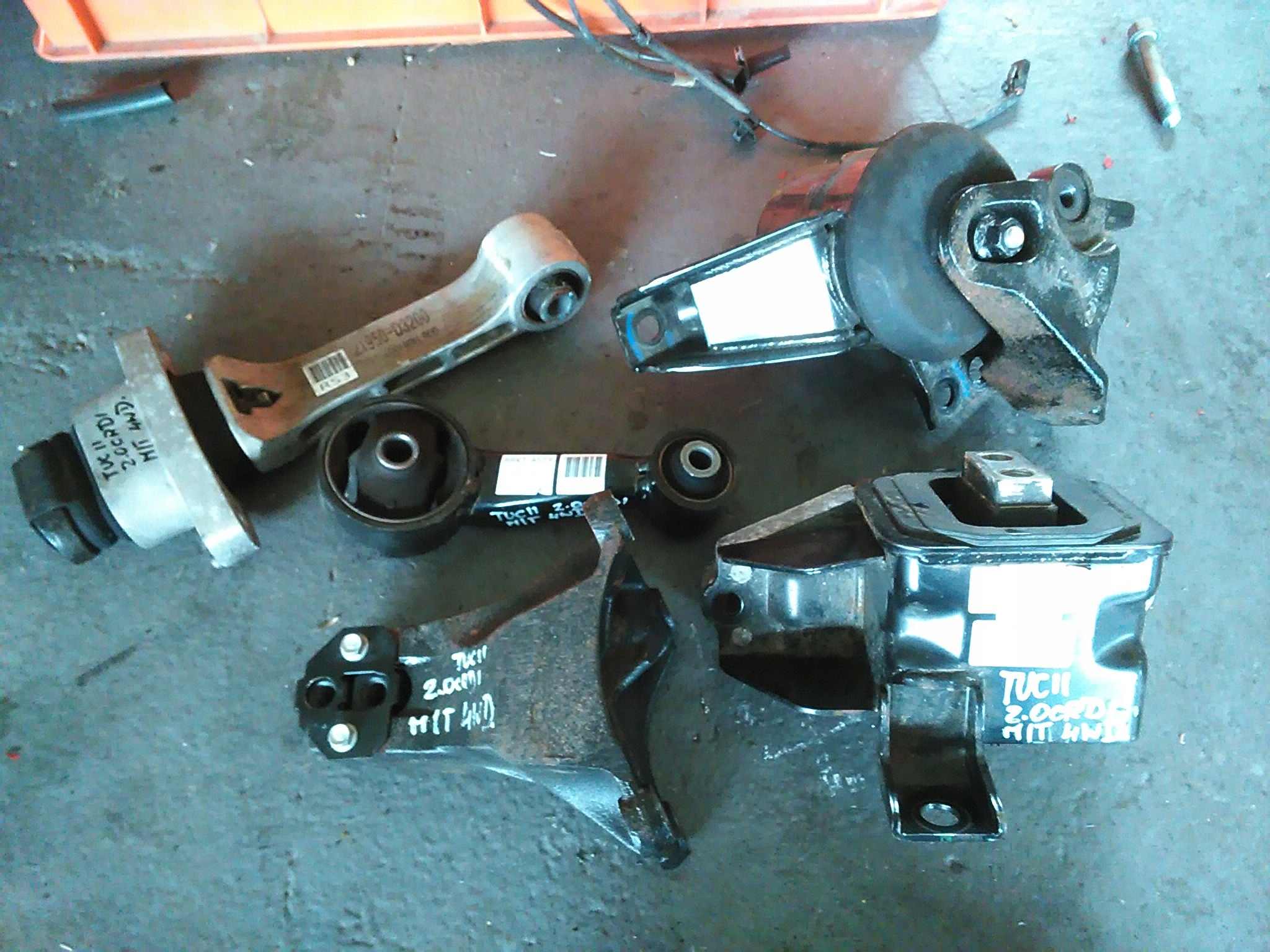 2.0CRDI - HYUNDAI TUCSON II 2015 2.0 CRDI MT ПОДУШКА ДВИГАТЕЛЯ