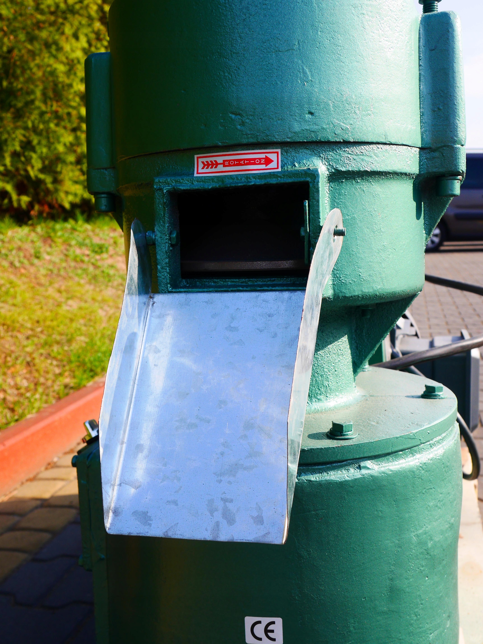 PELECIARKA DO SOSNA ŚWIERK DO 220 KG/H Moc silnika (kW) 11