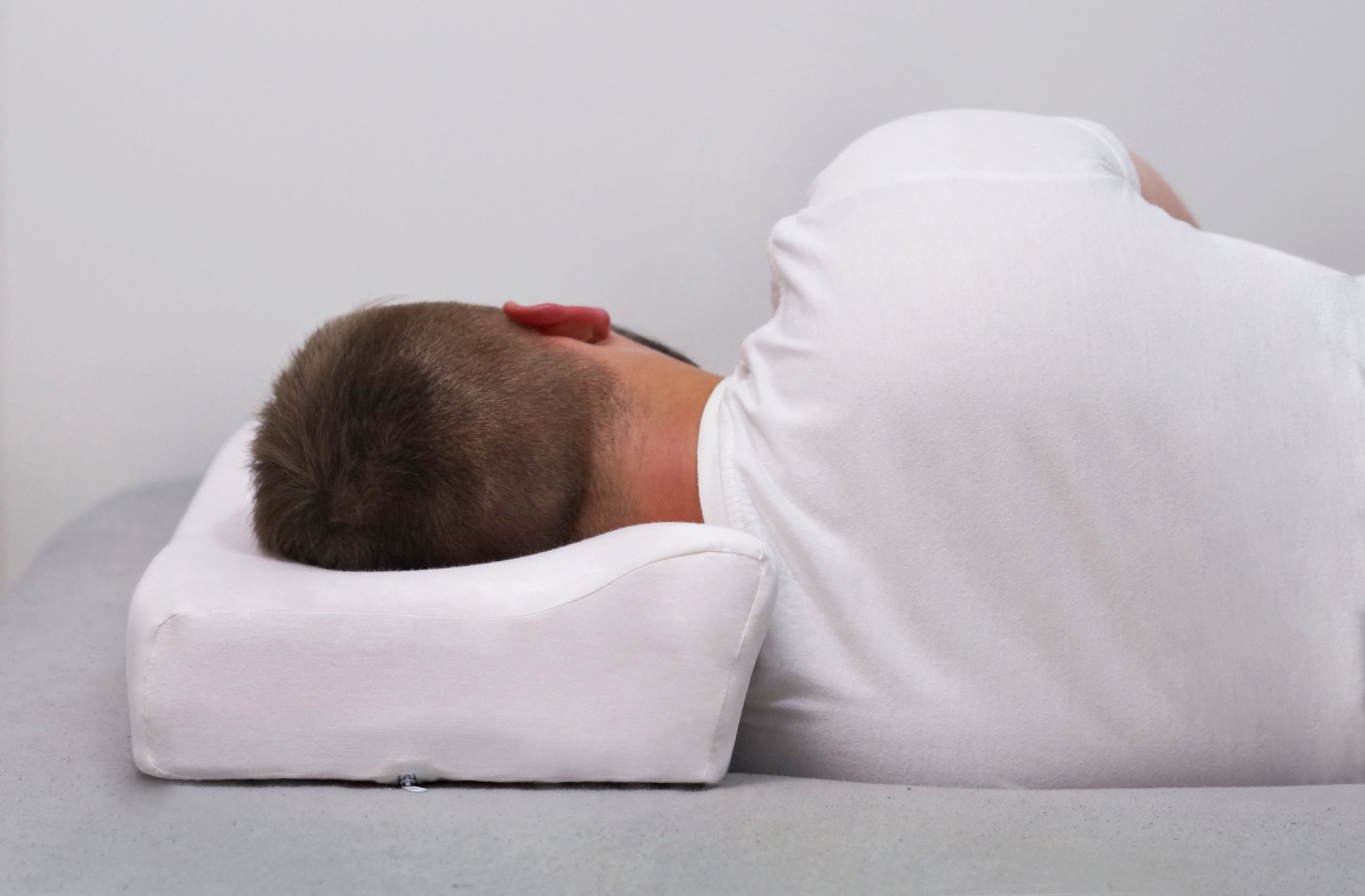 Спать на низкой подушке. Ортопедическая подушка. Ортопедическая подушка для сна. Подушка здоровый сон. Подушка для мужчины для сна.