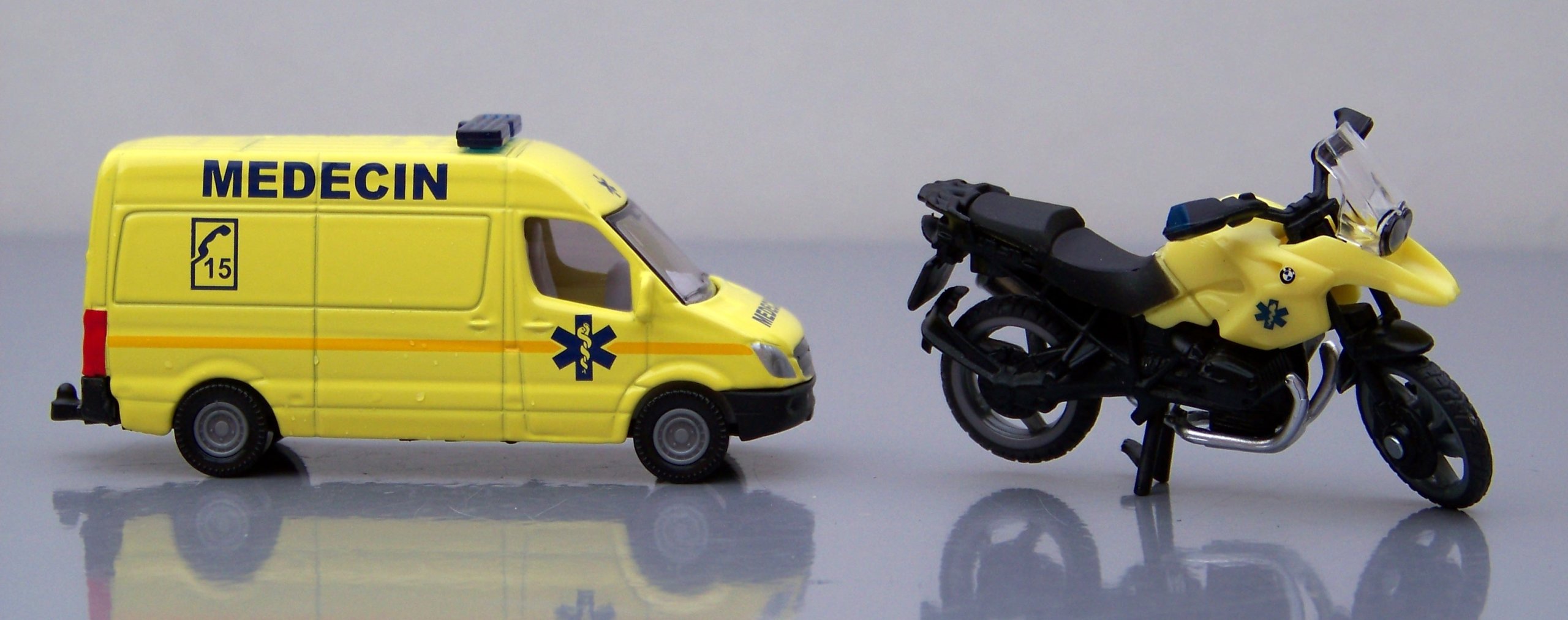 

Siku 1654 International France Ambulance Set