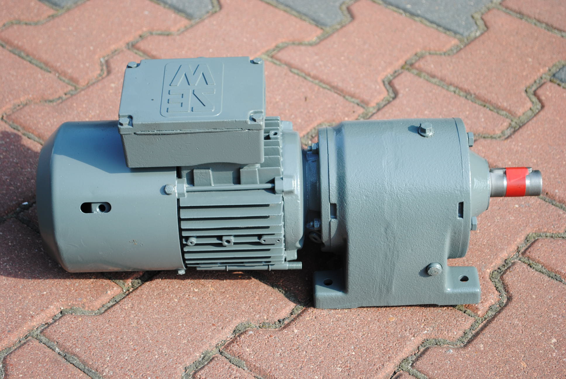 Motoreduktor 0.55kw. 70obr. z hamulcem. Firmy SEW. Kod producenta 077767767