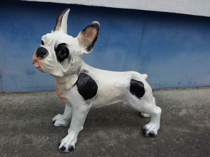 FIGURKA OGRODOWA - MAŁY STOJĄCY BULDOG FRANCUSKI Typ rzeźba (figura)