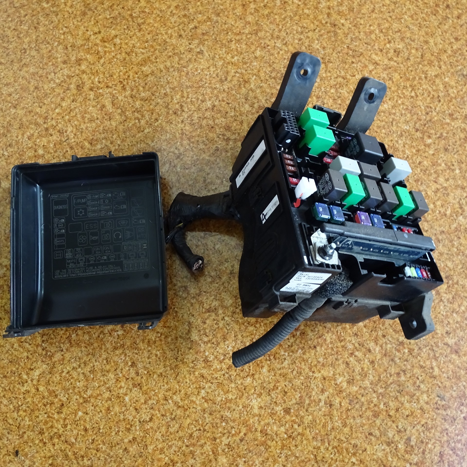 HYUNDAI ix35 12r 1,6GDi SKRZYNKA PUSZKA BEZPIECZNI