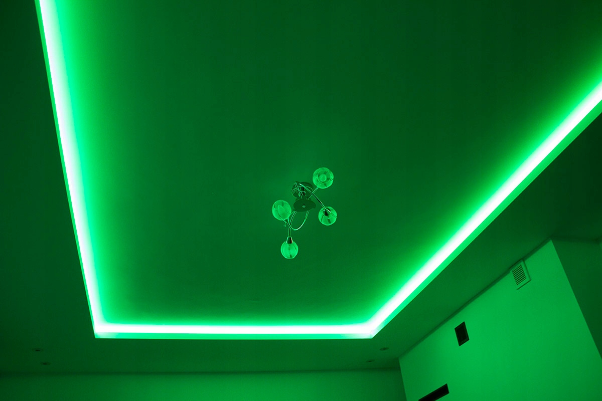 Натяжной потолок светодиоды. Потолок с РГБ подсветкой натяжной RGB. Потолок с РГБ подсветкой.