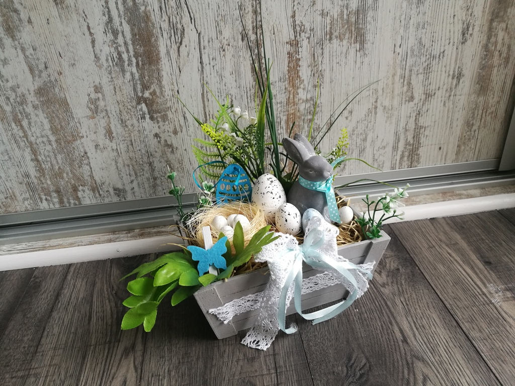 stroik wielkanocny drewniana skrzynka koronka grey