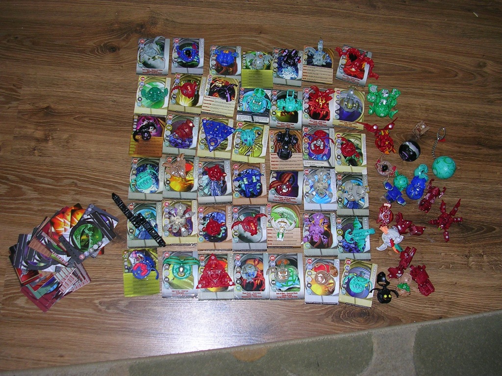 PONAD 40 BAKUGAN 40 KART MAGNETYCZNYCH I ZWYKLE