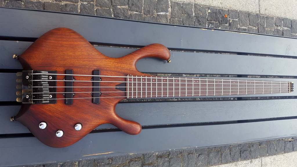 Lutnicza gitara basowa Nexus V - headless