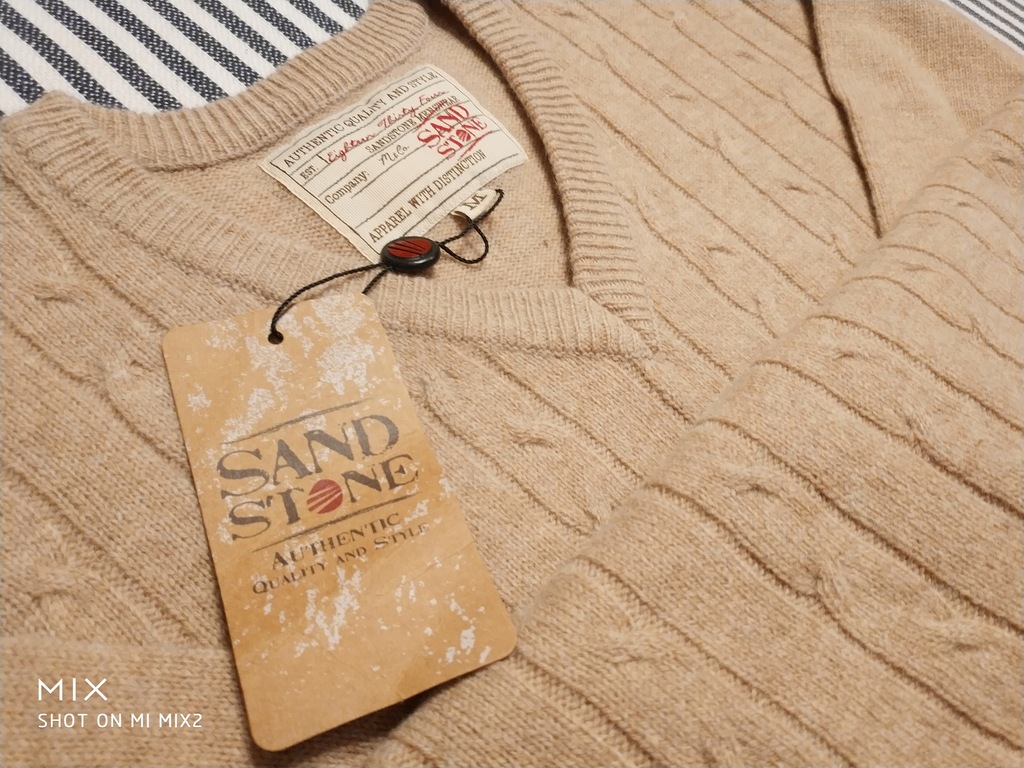 SAND STONE ciepły piaskowy sweter w serek warkocze