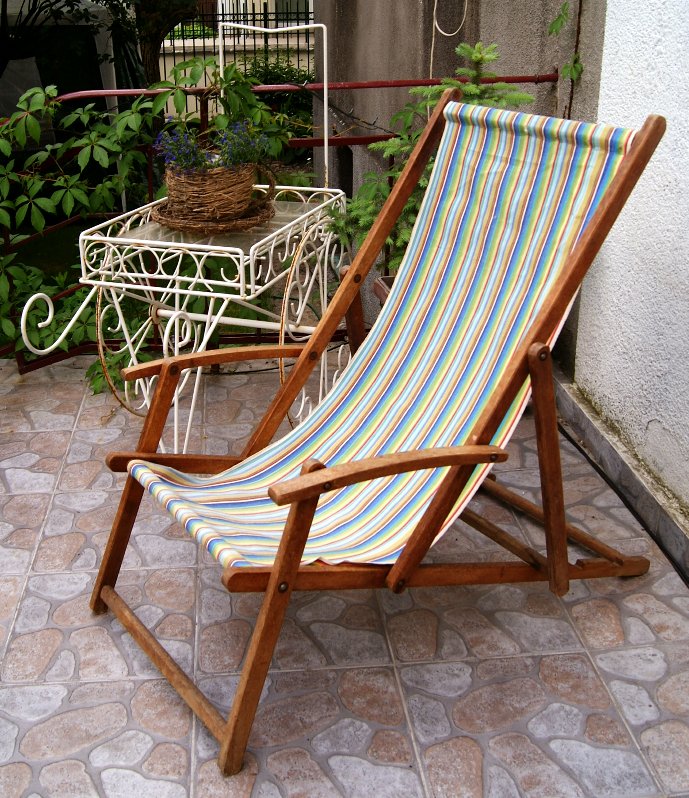 Stary leżak plażowy drewno retro PRL jasny