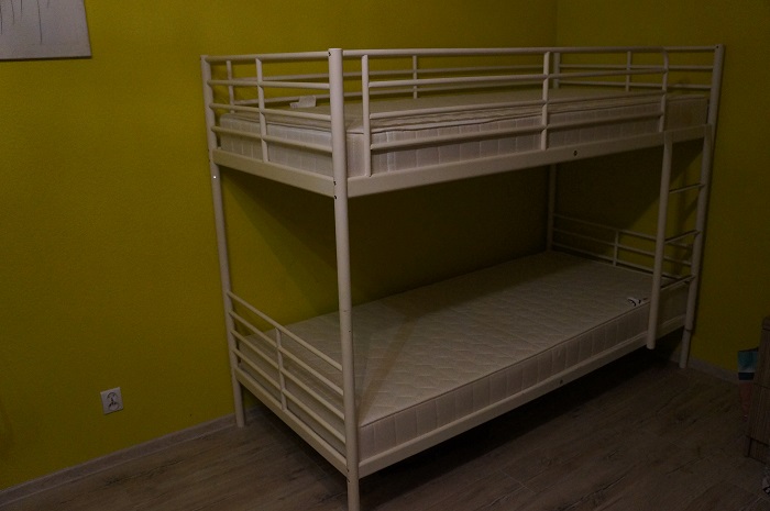 łóżko piętrowe metalowe z dwoma materacami