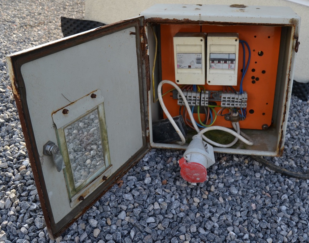 Skrzynka elektryczna prowizorka budowlana budowa