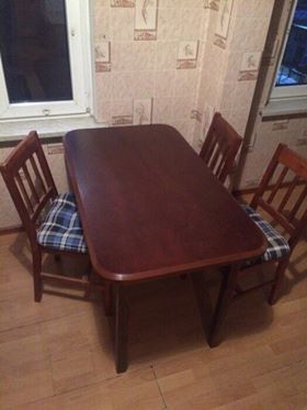 Stół i trzy krzesła