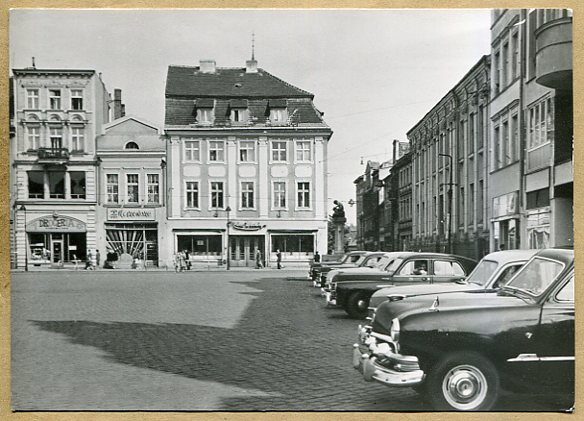 BYDGOSZCZ :: Stary Rynek - fragment - stare auta