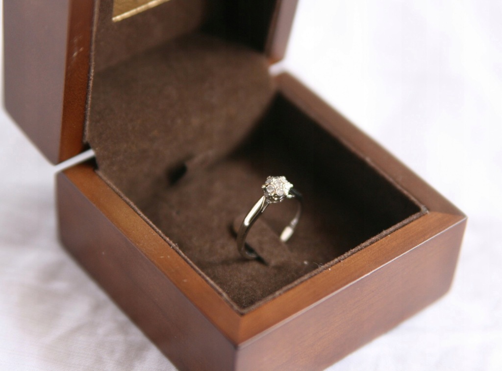 YES złoty pierścionek zaręczynowy z brylantem r10