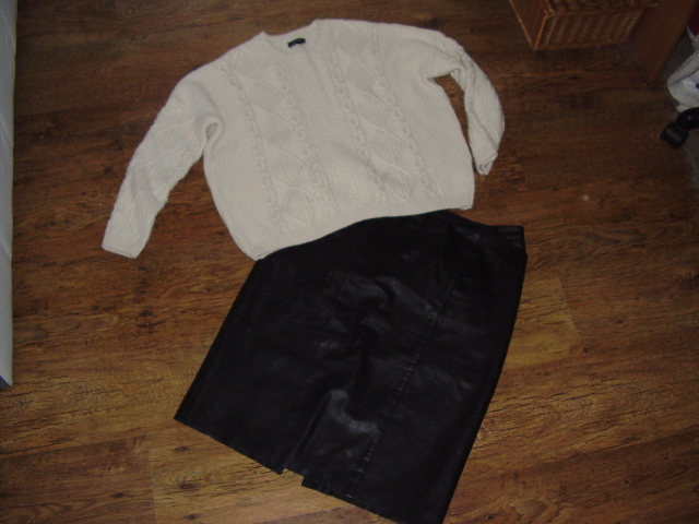 Modny zestaw spodnica skora sweter i koturny 42
