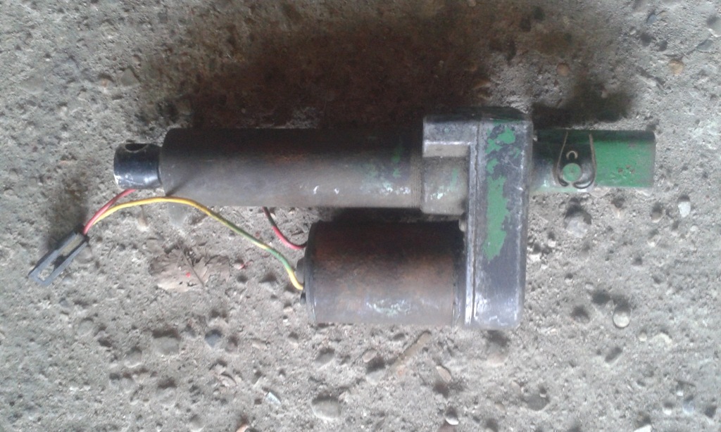 silownik elektryczny obrotow nagarniacza john deer