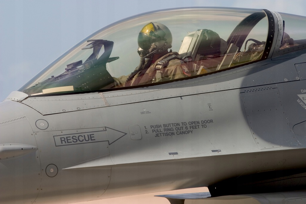 VOUCHER 349 ZŁ WYJĄTKOWY PREZENT LOT BOJOWY F-16