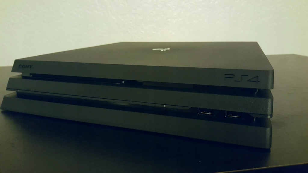 Playstation 4 PRO 1 TB, GW, PS PLUS, GRY