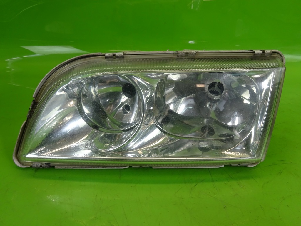 Reflektor lewy lampa przód VOLVO V40 S40 2003r