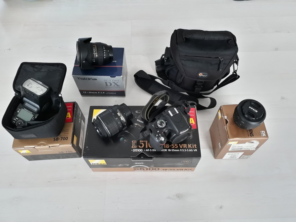 Nikon D5100, obiektywy (kit/ 35mm/ 11-16mm), lampa