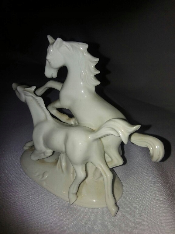 Cudowna figurka Bavaria,galopujące konie.