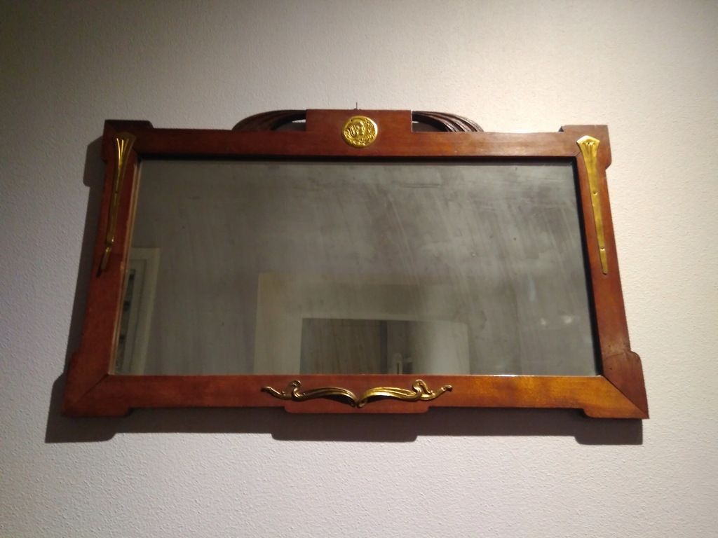 Secesyjne lustro w drewnianej ramie.