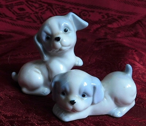 DWA MAŁE PIESKI Z PORCELANY