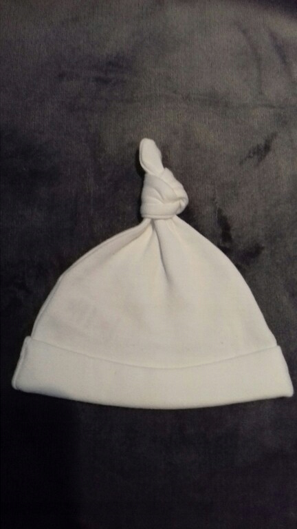 NOWA biała czapka bawełna z pomponem 0-3 new born