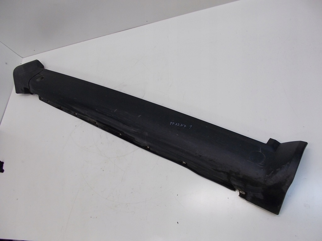 パーツ AKz202 ZAŚLEPKA HAKA ZDERZAKA TYŁ FOCUS 18- HATCHBACK _ 2201286 _