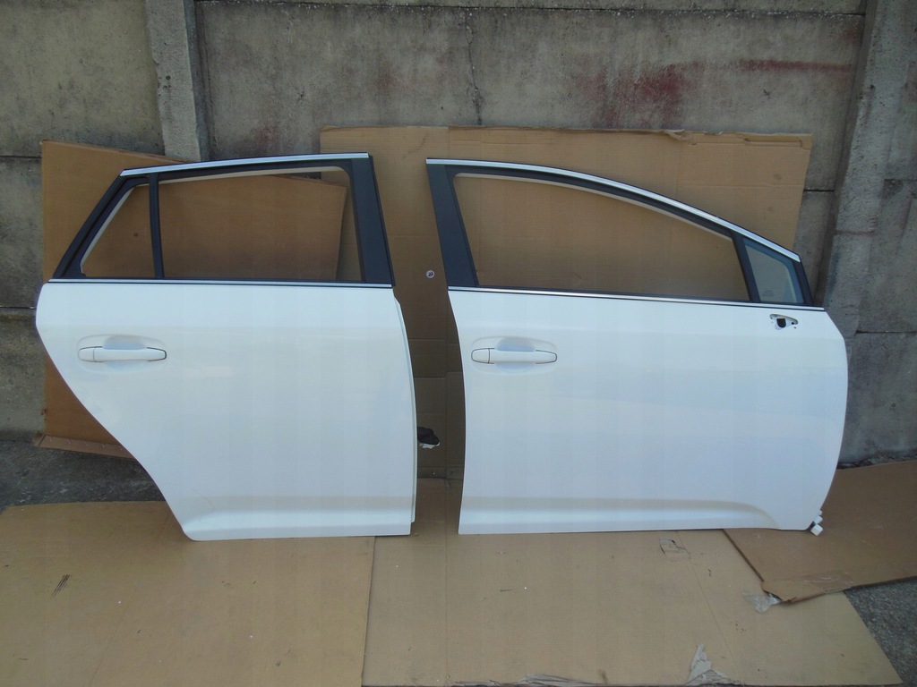 Drzwi przód tył prawe TOYOTA Avensis kombi T27 040