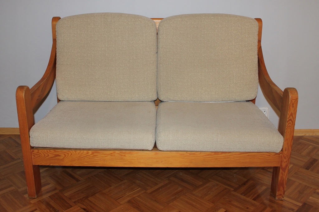Sofa drewniana sosnowa z beżowymi poduszkami