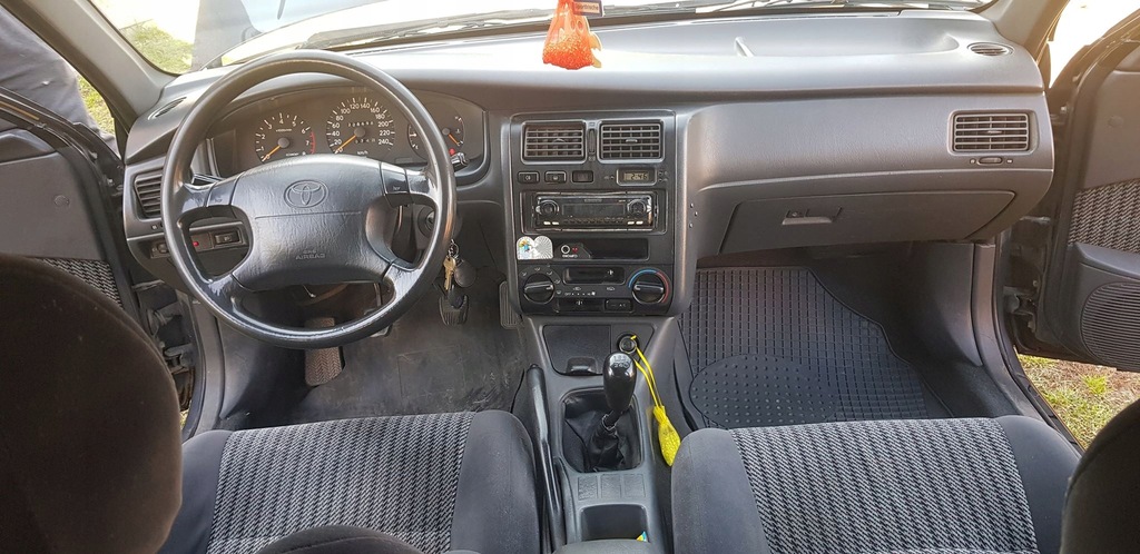 Toyota carina e салон