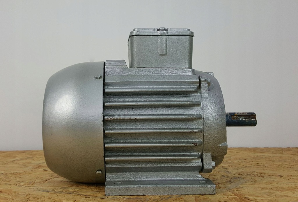 SILNIK ELEKTRYCZNY IREA 0,55KW 1395obr oś19 380V