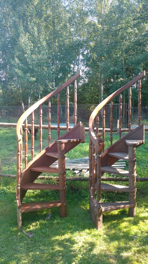 Schody spiralne drewniane z barierkami demontaż