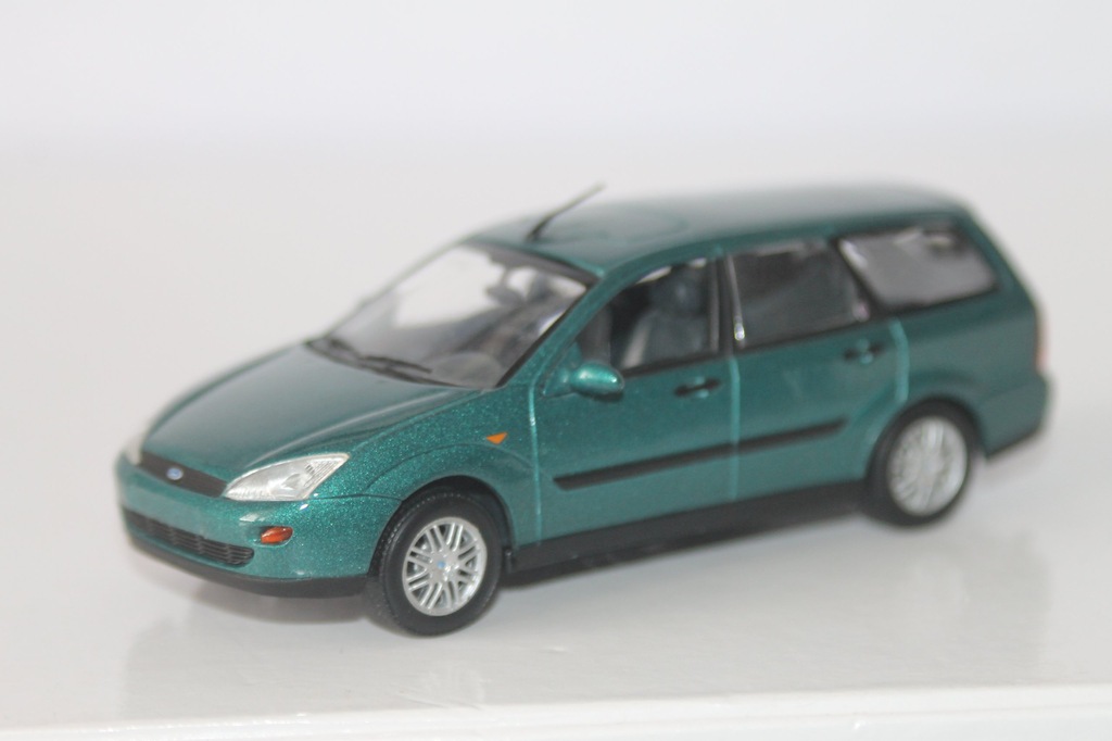 MINICHAMPS- FORD FOCUS MK1 KOMBI 1998r 1/43