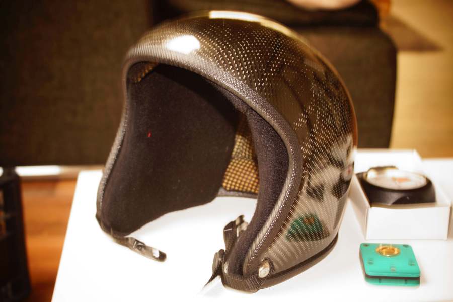 Kask spadochronowy z włókna węglowego