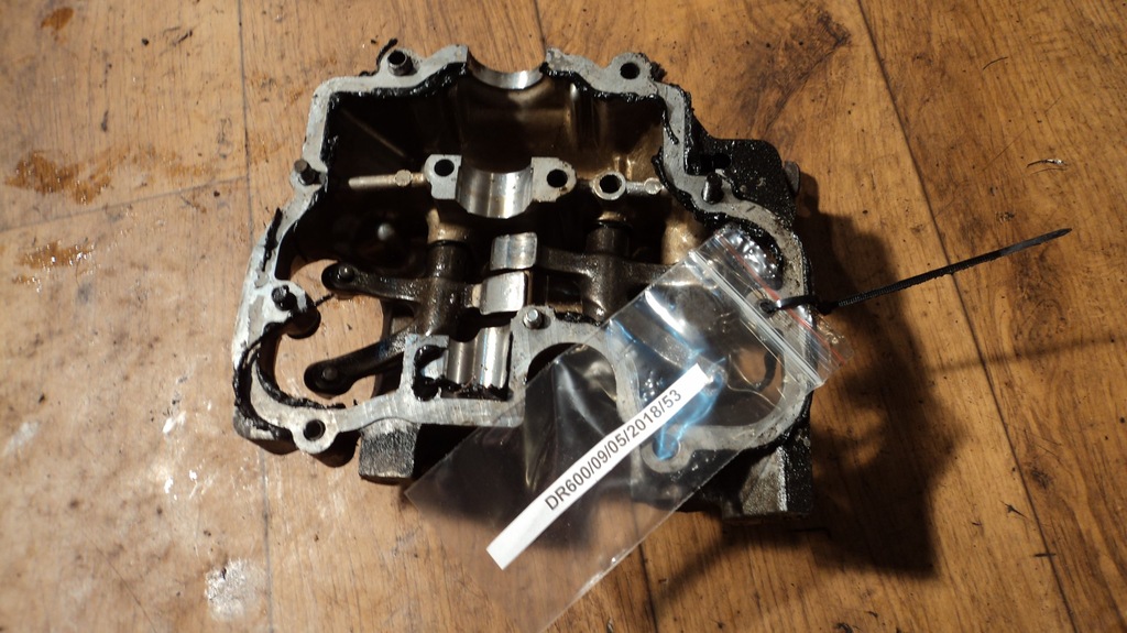 POKRYWA ZAWOROW GLOWICY SILNIKA SUZUKI DR 650 600