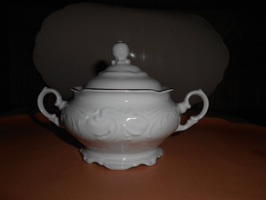 PIĘKNA CUKIERNICZKA-PORCELANA WAŁBRZYCH