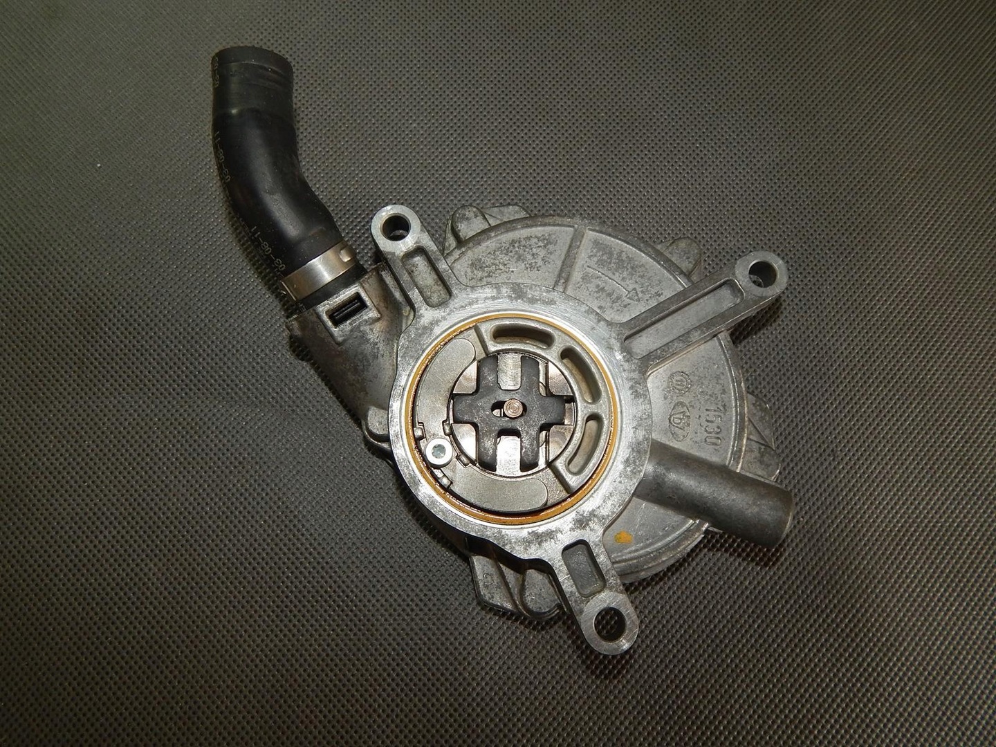 AUDI S8 A8 D4 4.0 TFSI VACUUM PUMP 07L145100D