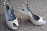 STRUTT COUTURE nr 40-41 białe czółenka skóra nowe