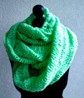 Miętowy komin wykonany na szydełku